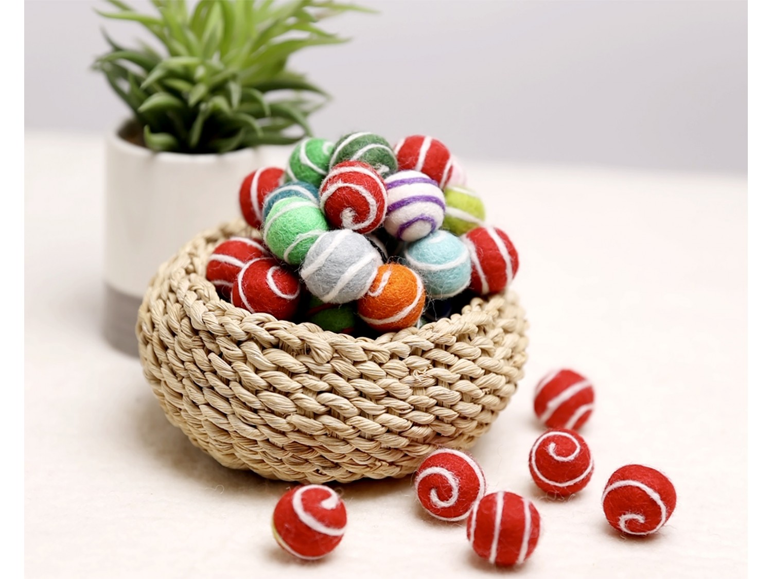 2cm Swirl Felt Balls