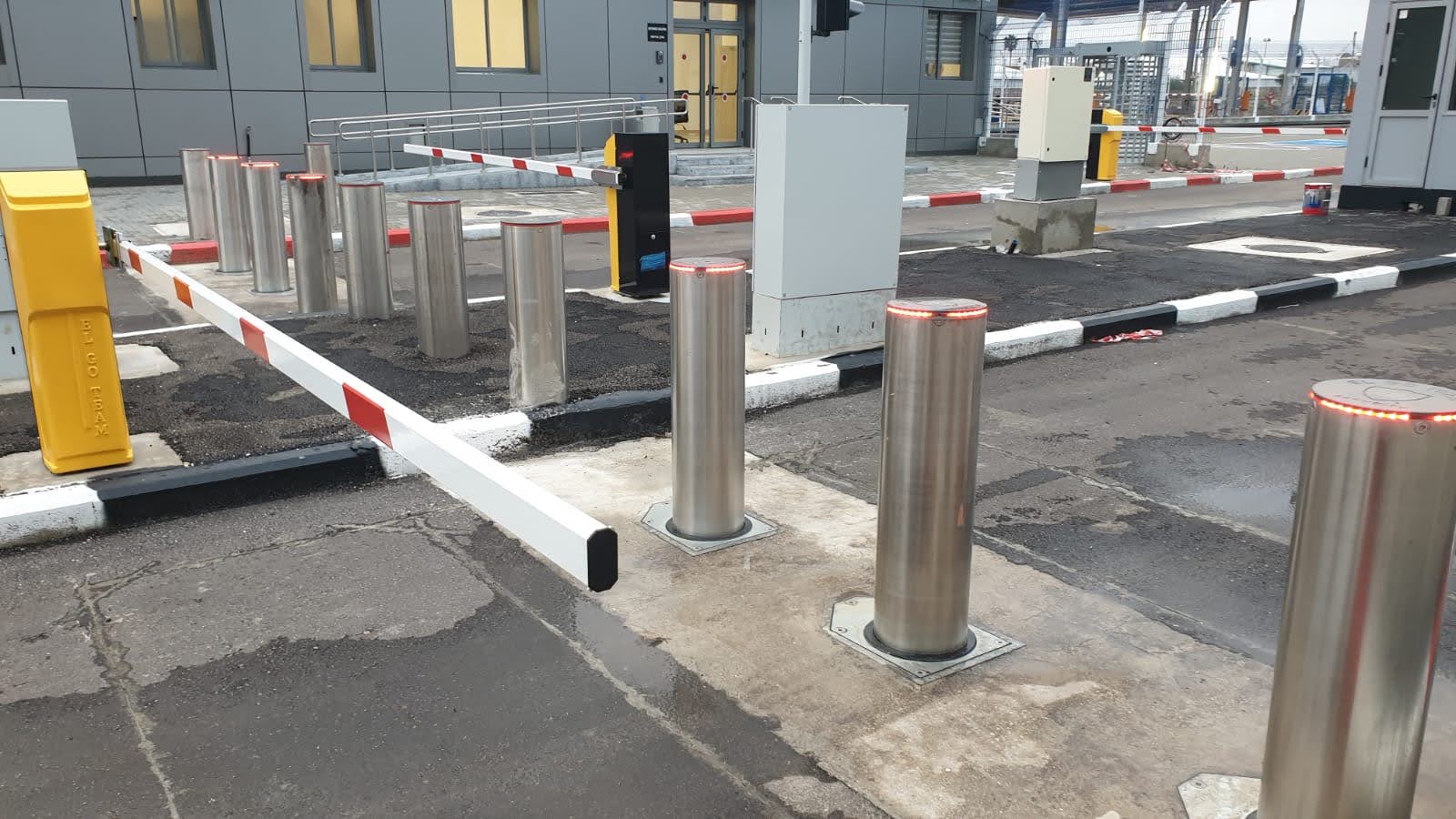 ASTM M50 / K12 crash rated DoD listed BLG-05-EH Electro-Hydraulic Retractable Bollards