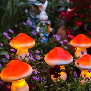 Hot selling on amazon IP65 Outdoor Lawn Landscape Decor Resin Mushroom Solar Garden Stake Lights