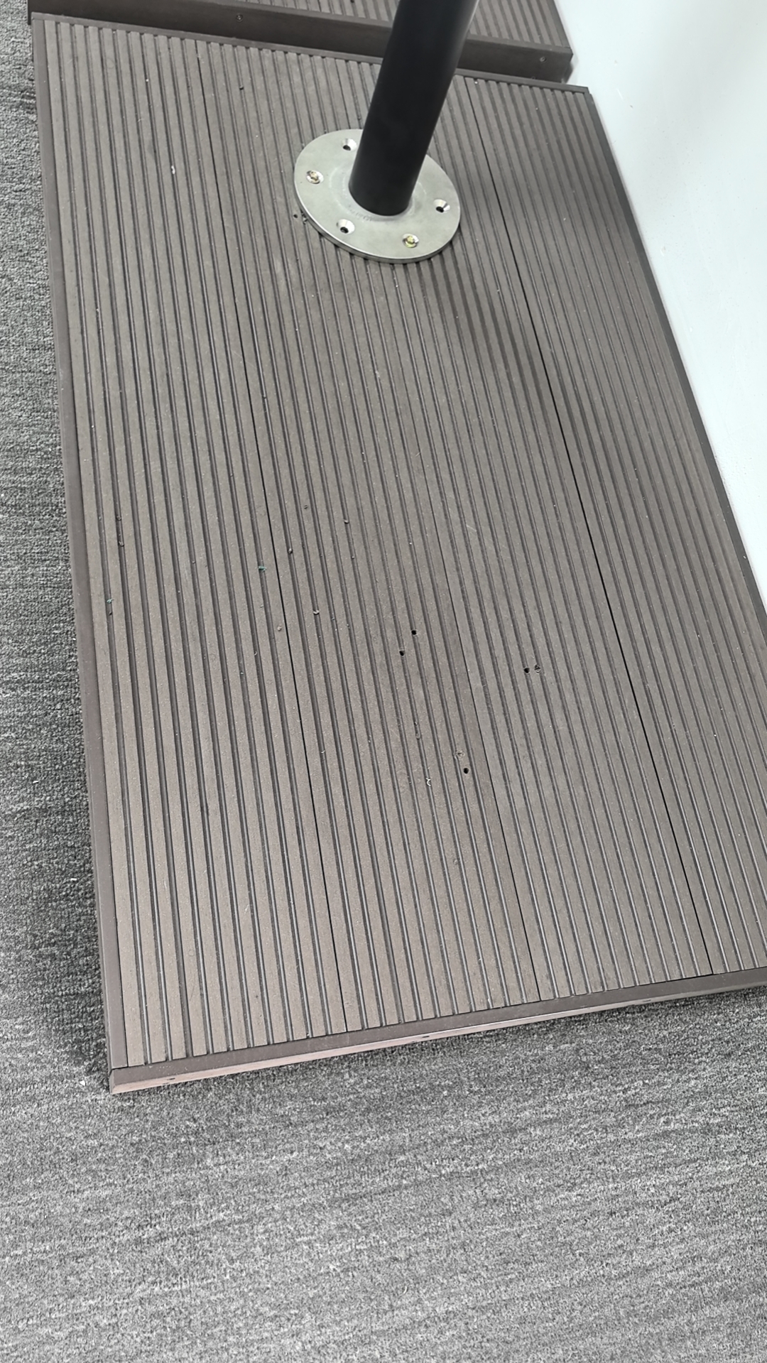 Special flooring for outdoor shower columns