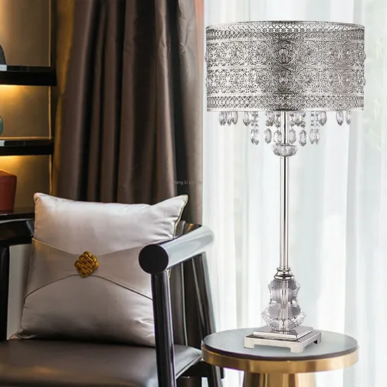 Light Luxury and Elegant European Metal Texture Hollow Carved Pattern Gorgeous Crystal Bead Chain Decoration Table Lamp