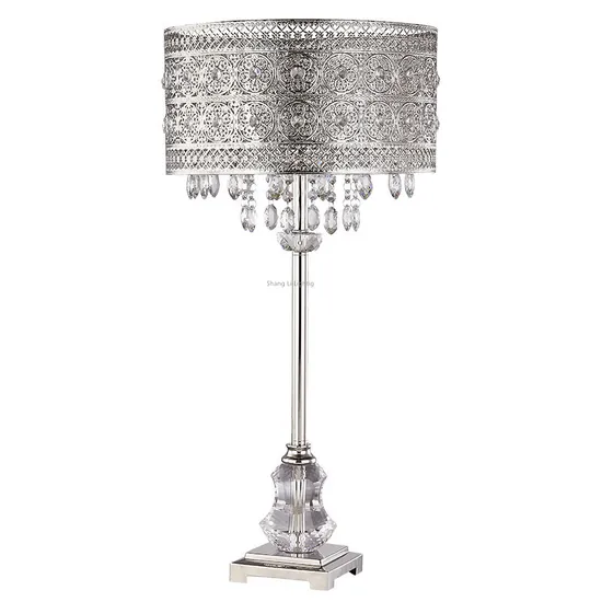 Light Luxury and Elegant European Metal Texture Hollow Carved Pattern Gorgeous Crystal Bead Chain Decoration Table Lamp