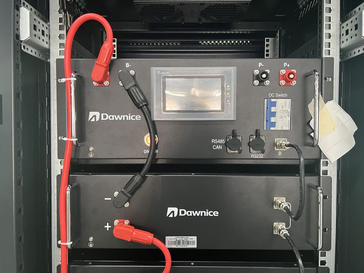 DAWNICE 48V 5Kw 6000 Deep Cycles Max 32 Parallel 16S 51.2V 100A BMS 48V 100Ah LiFePO4 Battery Pack Industrial Wholesale