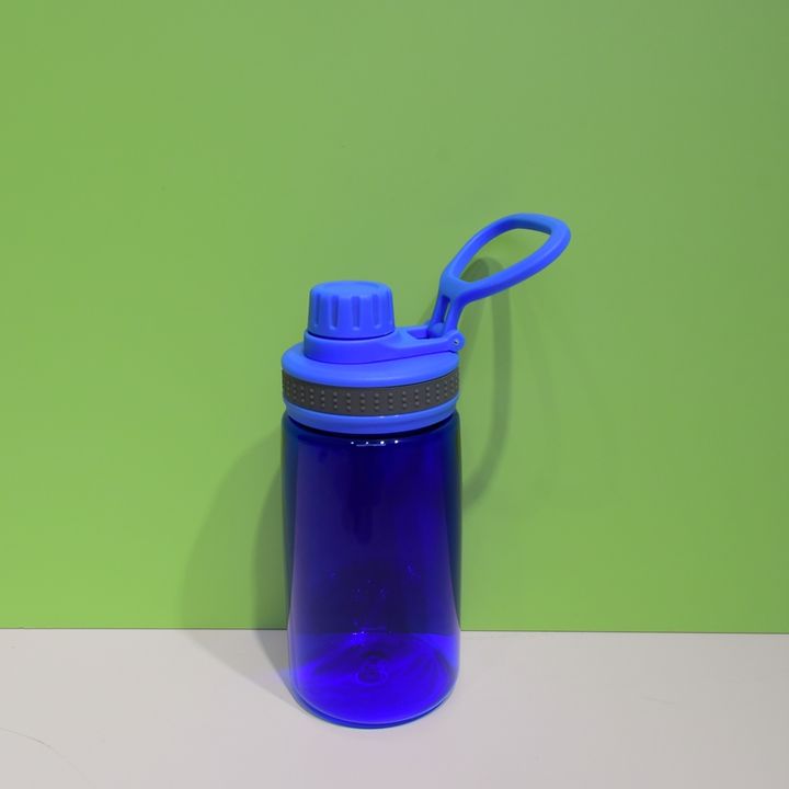 BPA free RTS durable portable blue plastic kids drinking water bottle with leakproof Screw lid and handle Competitive Manufacturing Pricing