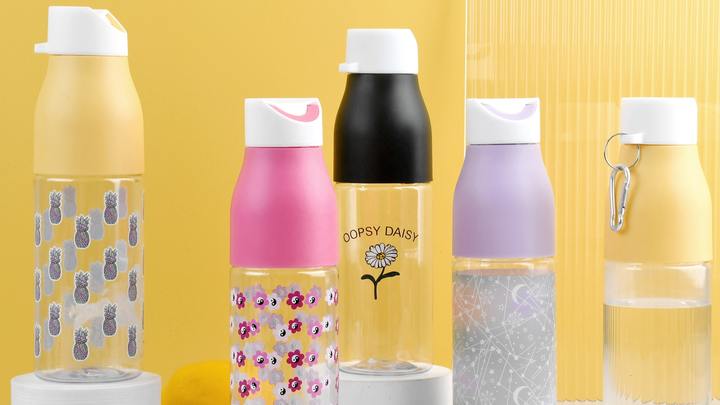 Custom Logo Food Grade 700ml Plastic Gym Camp Water Bottle with Metal Karabiner for Students Travel Unisex American Style Factory-Owned Wholesale