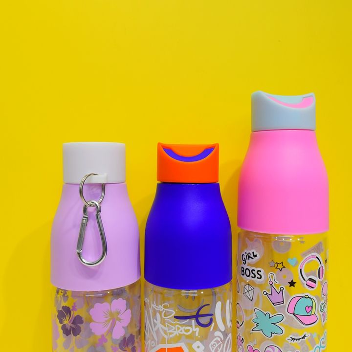 Custom Logo Food Grade 700ml Plastic Gym Camp Water Bottle with Metal Karabiner for Students Travel Unisex American Style Factory-Owned Wholesale