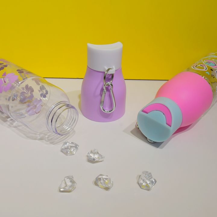 Custom Logo Food Grade 700ml Plastic Gym Camp Water Bottle with Metal Karabiner for Students Travel Unisex American Style Factory-Owned Wholesale