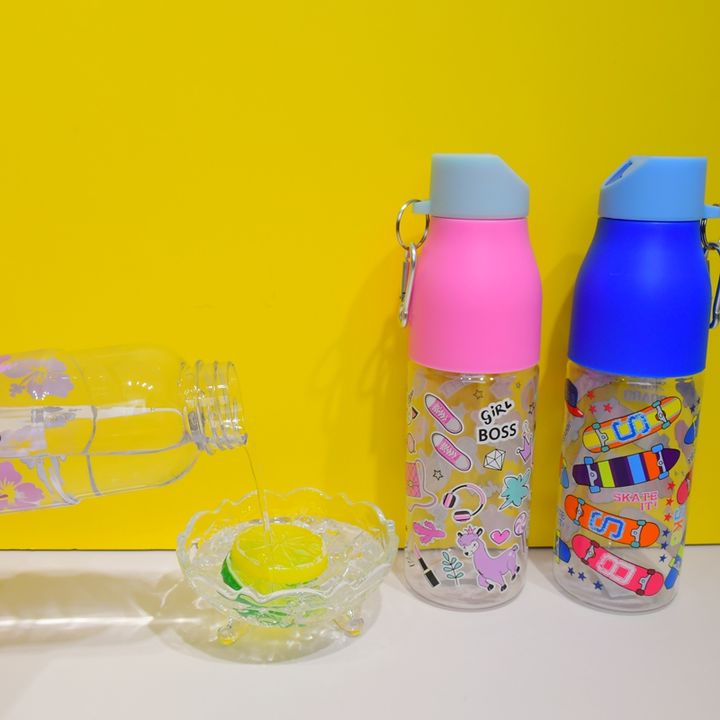 Custom Logo Food Grade 700ml Plastic Gym Camp Water Bottle with Metal Karabiner for Students Travel Unisex American Style Factory-Owned Wholesale