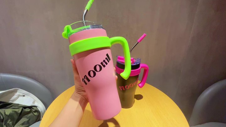 Environmentally friendly bpa free 1100ml SUS304 stainless steel Car Mugs With handle and metal straw China Factory Direct Export