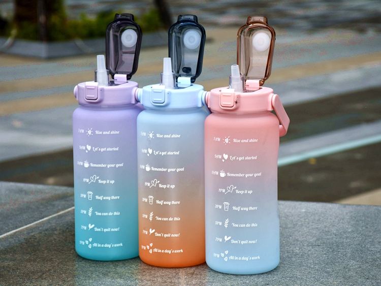 Wholesale Custom Logo Portable Gym Half Gallon Water Bottle Sleeve BPA Free Plastic Gradient Motivational 64oz Lid Camping