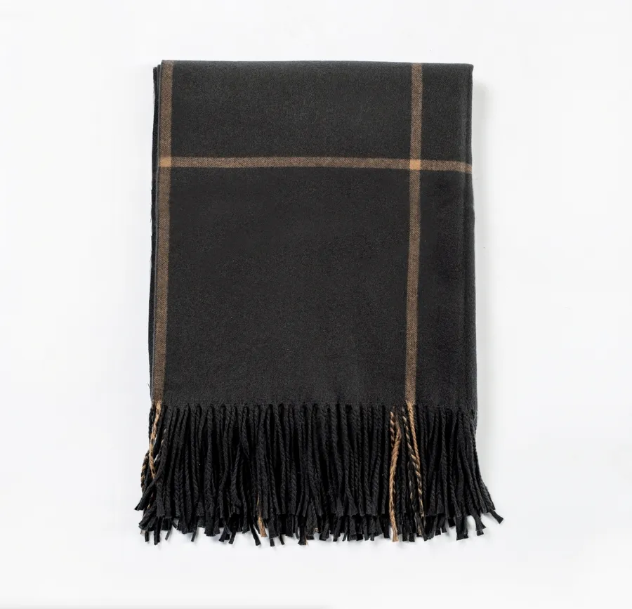 Pure Wool Plaid Blanket Featuring Trendy Tassels for Cozy Sofas